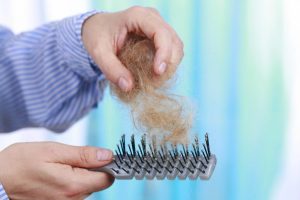 Man vind haar in kam